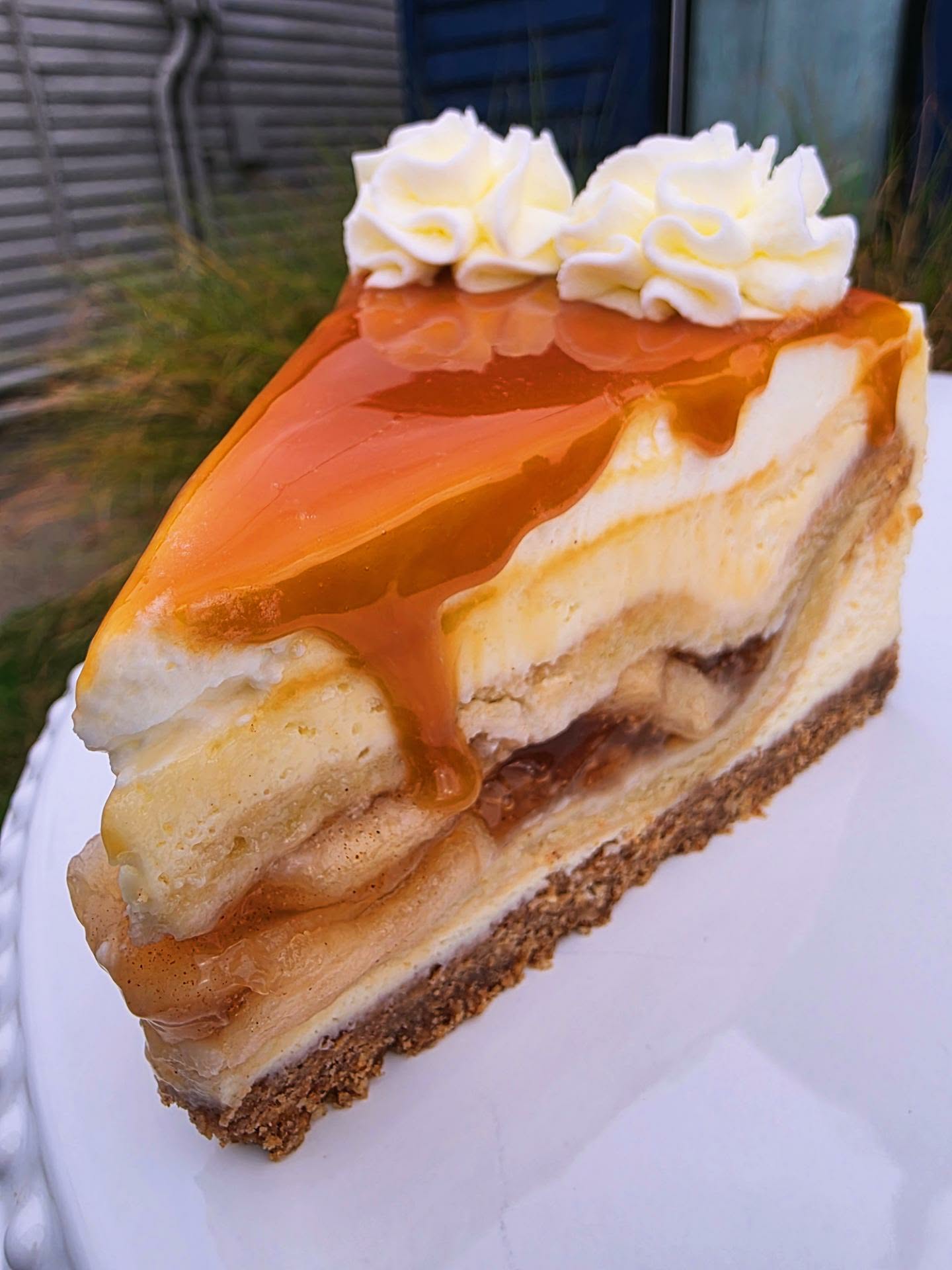 Caramel-Apple-Pie-Stuffed-Cheesecake